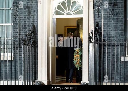 Londra, Regno Unito. 03 dicembre, 2019. Stati Uniti Presidente Donald Trump entra n. 10 di Downing Street, prima di un ricevimento in onore del settantesimo anniversario dell'alleanza NATO il 3 dicembre 2019 a Londra, Regno Unito. Credito: Andrea Hanks/Planetpix/Alamy Live News Foto Stock