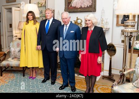 Londra, Regno Unito. 03 dicembre, 2019. Stati Uniti Presidente Donald Trump, First Lady Melania Trump, il principe Charles, Principe di Galles e Camilla, duchessa di Cornovaglia riposare per una foto al Clarence House 3 Dicembre 2019 a Londra, Regno Unito. Credito: Shealah Central Plaza Hotel/Planetpix/Alamy Live News Foto Stock