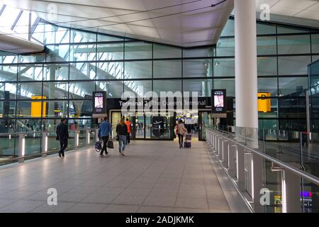 L'entrata del terminal partenze del Terminal 2, il Queens terminale, all'aeroporto di Heathrow di Londra, Inghilterra, Regno Unito Foto Stock