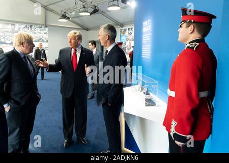 Watford, Regno Unito. 04 dicembre, 2019. Stati Uniti Presidente Donald Trump, centro della chat con il Segretario generale della NATO Jens Stoltenberg destra e ospitare il primo ministro britannico Boris Johnson prima dell' inizio del Vertice Nato il 4 dicembre 2019 a Watford, Hertfordshire, Regno Unito. La riunione segna il settantesimo anniversario dell'Organizzazione del Trattato del Nord Atlantico trattato. Credito: Shealah Central Plaza Hotel/Planetpix/Alamy Live News Foto Stock