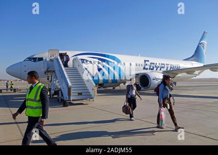 Un Boeing 737 Max 800, il segnale di chiamata su-GCN, un aeroplano, aereo o un aeromobile appartenente alla compagnia aerea Egyptair, all'Aeroporto Internazionale di Luxor, Egitto Foto Stock