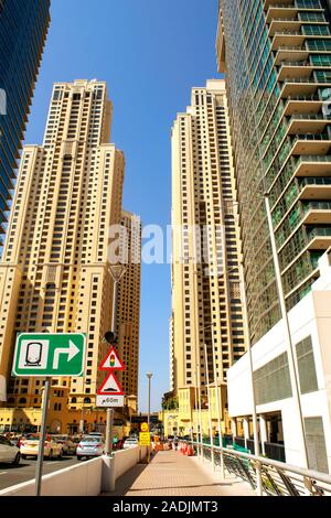 Dubai/EMIRATI ARABI UNITI - 7 Novembre 2019: vista su JBR street. Jumeirah Beach Residence. Strada di Dubai e il ponte. Foto Stock