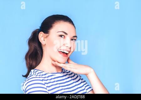 Donna bocca con grandi denti Foto Stock