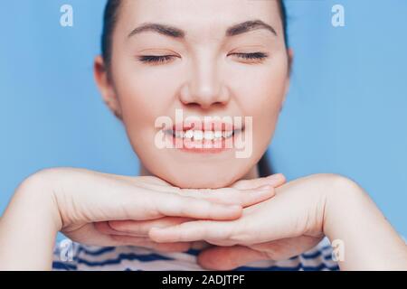 Donna bocca con grandi denti Foto Stock