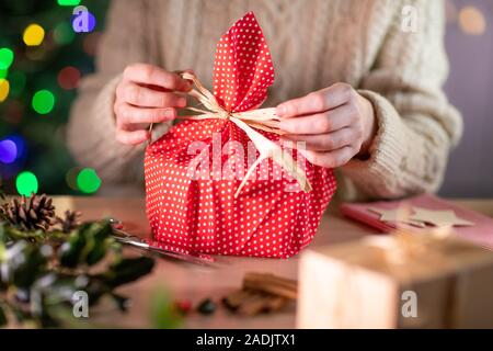 Donna di incarto regalo di Natale in Eco Friendly riutilizzabile panno sostenibile Foto Stock