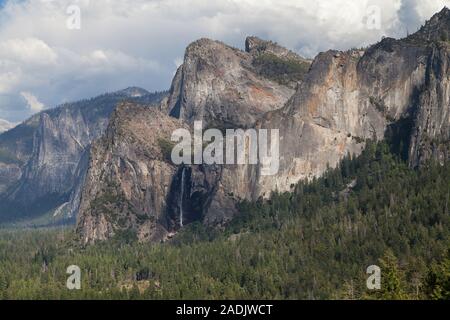 Cathedral Rocks e Bridalveil cadono dalla vista di tunnel, Yosemite National Park, California, Stati Uniti d'America. Foto Stock