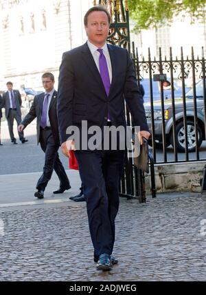 Il Primo Ministro David Cameron si unisce H.M. La regina a Westminster Abbey per una cerimonia per commemorare il sessantesimo anniversario della sua incoronazione nel 1953. Accompagnata dal Duca di Edimburgo, il principe Carlo e la duchessa di Cornovaglia, il Duca e la Duchessa di Cambridge e gli altri membri della famiglia reale Giugno 2013. Foto Stock