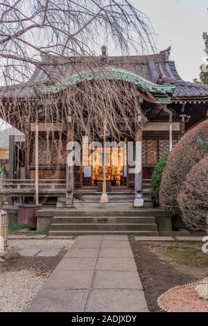 Statua in legno raffigurante uno dei quattro re celeste Bishamonten divinità nel Buddismo Tendai Tennoji tempio nel cimitero Yanaka di Tokyo wit Foto Stock