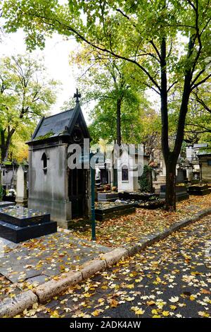 Giorno di Tutti i Santi, nel cimitero di Montmartre con autunnale, caduta foglie, Parigi, Francia. Foto Stock