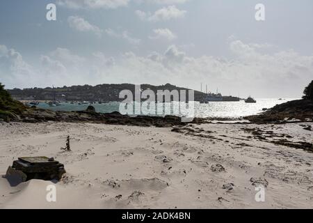 Porto di St Mary con lo Scillonian attraccato al St Mary's Quay visto dalla spiaggia di Pothrloo, St Mary's, Isles of Scilly Foto Stock