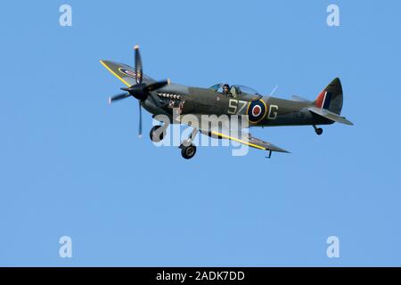 Il Supermarine Spitfire LF XVIe TE311 coded SZ-G per rappresentare il gruppo polacco Aleksander capitano Gabszewicz personale di Mk XVI, TD240, 131 (Polacco) Ala, RAF Foto Stock