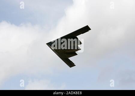 Northrop B-2uno spirito bombardiere stealth 82-1071 coded 'WM', chiamato spirito del Mississippi, dal 509th ala della bomba, basato Whiteman AFB si diparte RAF Fairford Foto Stock