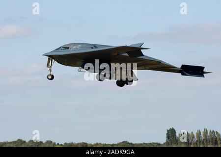 Northrop B-2uno spirito bombardiere stealth 82-1068 coded 'WM', chiamato lo spirito di New York, da 509a BW, in base Whiteman AFB, visto in atterraggio a RAF Fairford Foto Stock