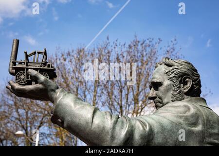 Statua di ingegnere ferroviario George Stephenson fuori Chesterfield stazione ferroviaria Foto Stock