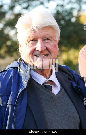 Ambientalista e autore, Stanley Johnson assiste lo scoprimento di 21 il bronzo a grandezza naturale elefante scolpito da artisti, Gillie e Marc a Marble Arch a Londra. Le sculture sono di altezza della piaga delle specie che si affaccia estinzione entro il 2040. Il branco di elefanti sarà sul display per un anno fino al 4 dicembre 2020. Foto Stock