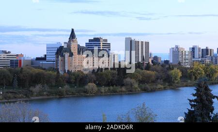 Il Saskatoon, Canada city center al crepuscolo Foto Stock