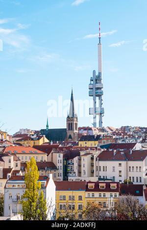 Quartiere di Zizkov, con la torre della TV, Praga, Repubblica Ceca Foto Stock