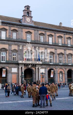 Prima di una parata militare, Piazza del Plebiscito a Napoli, Italia Foto Stock