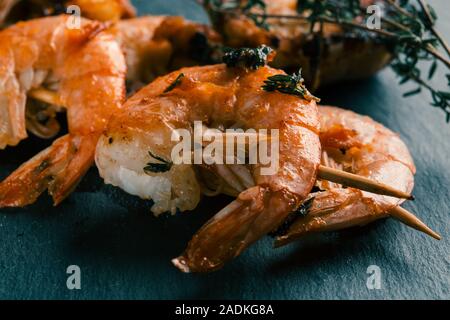 Hot fresco spiedino di gamberi fritti con erbe aromatiche Foto Stock