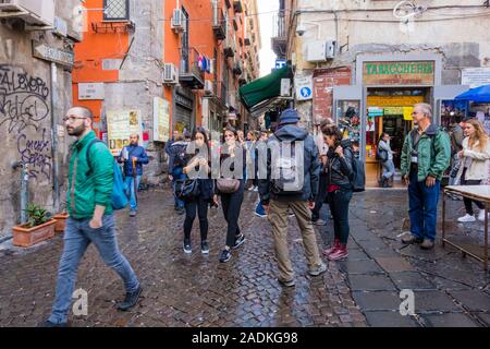 Spaccanapoli, il centro storico di Napoli, Italia Foto Stock