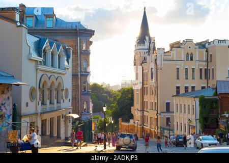 KIEV, UCRAINA - 19 giugno 2019: la gente camminare su e giù per la famosa discesa Andreevsky a Kiev, Ukrane. Andreevsky discesa è la famosa località turistica dest Foto Stock