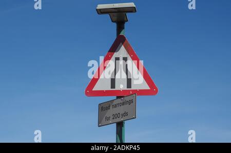 Cartelli di avvertimento, strada restringimento per 200 yds segno di traffico Foto Stock