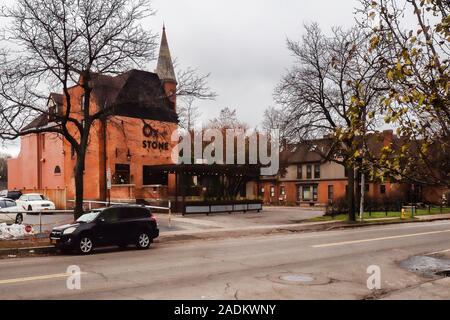 Rochester, New York, Stati Uniti d'America. Novembre 29, 2019. Visualizza in basso Alexander Street con il bue e la pietra Ristorante e Bar vicino al centro cittadino di Rochester, New York su Foto Stock