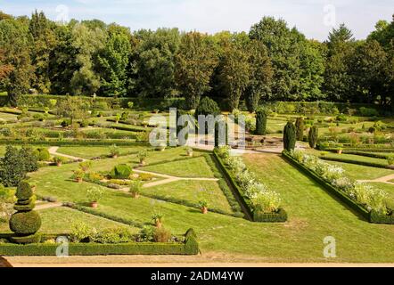 Giardino formale, sentieri, siepi, erba, fiori, alberi, fontana, Chateau Courmatin; castello del XVII secolo; la Borgogna; Taize; Francia, estate, orizzontale Foto Stock