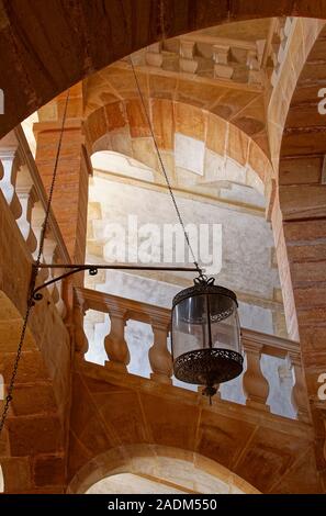 Una scalinata di pietra, archi, vecchio apparecchio di illuminazione, cilindro, catene, Chateau Courmatin; castello del XVII secolo; la Borgogna; Taize; Francia, verticale Foto Stock