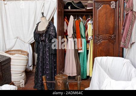 Onorevoli zona spogliatoio, abiti nel vecchio armadio ornati, tenda, ostacolare, Chateau Courmatin; castello del XVII secolo; la Borgogna; Taize; Francia, orizzontale Foto Stock