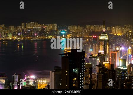 Splendida vista dello skyline di Hong Kong di notte. Colorato Victoria Harbour View e il business e il quartiere della vita notturna in centrale e Causeway Bay Foto Stock