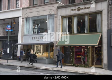 Negozi di fascia alta e negozi lungo Madison Avenue in The Lenox Hill quartiere a nord del centro cittadino di Manhattan, New York City. Foto Stock