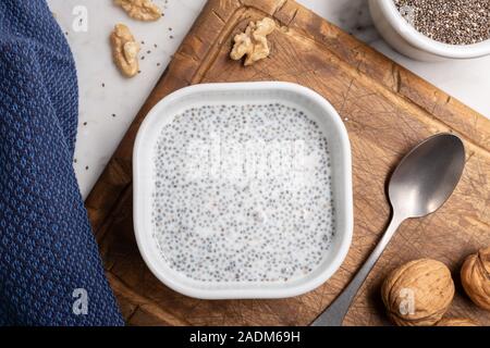 Semi di Chia con il latte. Budino di Chia sul tavolo. Super cibo. Vista superiore Foto Stock