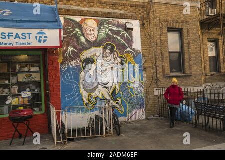 Murale con il Presidente Trump raffigurato come il male monster circa a divorare un ispanico cercando la madre con i suoi figli. Kensington, Borough Park quartiere multietnico di Brooklyn, Foto Stock