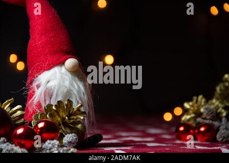 Decorazione di natale e le luci fairy in background. Poco tradizionali di Babbo Natale con la lunga barba bianca. Copia spazio per il testo Foto Stock