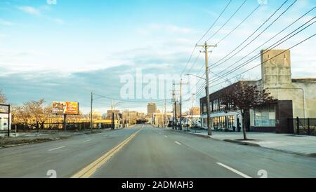 Syracuse, New York, Stati Uniti d'America. Novembre 30, 2019. Visualizza in basso a sud Salina Street nel centro di Siracusa su un tranquillo weekend mattina in autunno Foto Stock