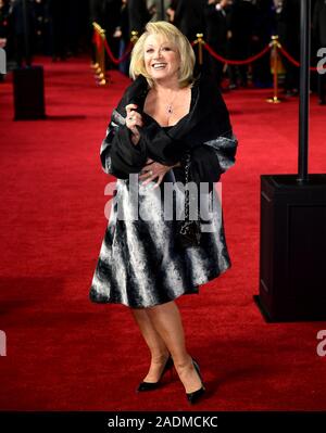 Elaine Paige frequentando il 1917 Premiere mondiale a Leicester Square, Londra. Foto Stock