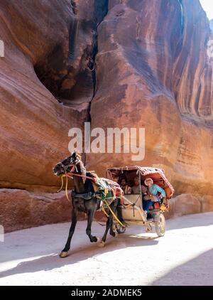 I turisti in un cavallo carrello all'interno del Siq, Petra, Giordania Foto Stock