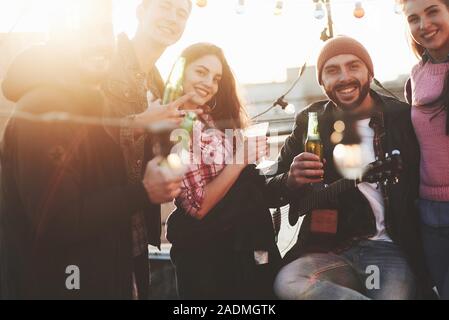 Tutti coloro che desiderano in una fotocamera. È partito da tetto. Gruppo di amici hanno vacanze soleggiata giornata autunnale Foto Stock