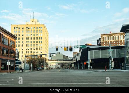 Syracuse, New York, Stati Uniti d'America. Novembre 30, 2019. Visualizza in basso a sud Salina Street nel centro di Siracusa su un tranquillo weekend mattina in autunno Foto Stock