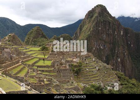 La sezione principale del Machu Picchu compresa la zona industriale, prigioniero di Area, terrazzamenti agricoli, Il tempio principale e Huayna Picchu, Cusco Foto Stock