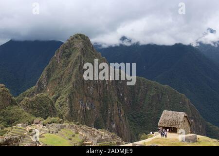 Una veduta aerea della sezione posteriore del Machu Picchu con gli edifici astronomici sulla cima di Huayna Picchu in background in Perù Foto Stock