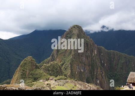 Una veduta aerea della sezione posteriore del Machu Picchu con gli edifici astronomici sulla cima di Huayna Picchu in background in Perù Foto Stock