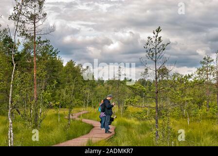 Palude Sestroretsk, San Pietroburgo, Russia-August 4, 2019: la gente a prendere le foto della natura sul territorio di Sestroretsk palude Foto Stock