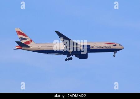 British Airways Boeing 777 G-VIIB aerei per il trasporto di passeggeri sulla rotta di avvicinamento all'Aeroporto di Londra Heathrow Foto Stock