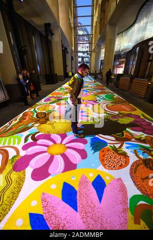 È sotto embargo fino al 0001 Giovedì 5 dicembre i passanti di interagire con 'imminenza', un clima-ispirato arte pubblica a Bloomberg Arcade nella City di Londra, che illumini il arcade ogni sera dal 4pm-11pm, fino al 10 gennaio 2020. Foto Stock