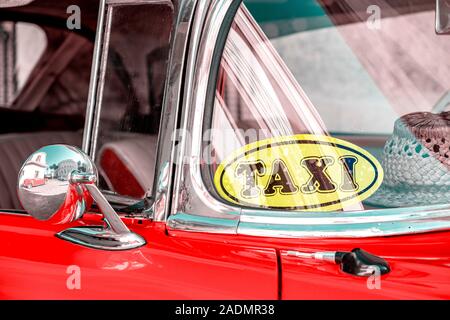 Storica vettura americana in Havana taxi con adesivo sul parabrezza e il cappello di paglia giacente sul cruscotto Foto Stock