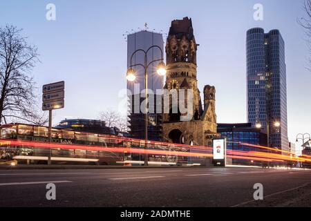 Kaiser Wilhelm Memorial Church ,Hotel Motel One Berlin Upper West e di notte il traffico su Budapester Strasse di notte, Berlino Germania Foto Stock