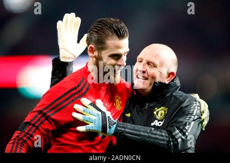 Il Manchester United portiere David de Gea (sinistra) con il Manchester United Senior goalkeeping coach Richard Hartis durante il match di Premier League a Old Trafford, Manchester. Foto Stock