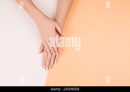 Due bella donna con le mani manicure su bianco hell sfondo. Posto per il testo Foto Stock